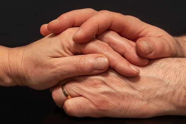 Zaufanie - seniorzy wykazuj go wicej i s szczliwsi [fot. Myriams-Fotos from Pixabay]