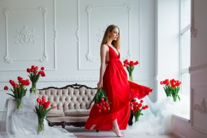 Zmysowa, elegancka, uniwersalna. Kilka sw o czerwonej sukience [Fot. sergiophoto - Fotolia.com]