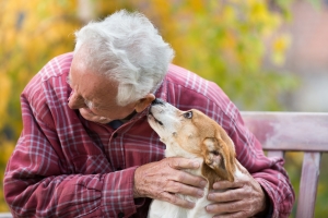 Zooterapia w domu opieki - jak zwierzta poprawiaj nastrj starszych ludzi [Fot. Budimir Jevtic - Fotolia.com]