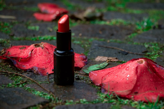 urawinowa szminka - ma pikny kolor i waciwoci przeciwbakteryjne [fot. Livia Haegi from Pixabay]